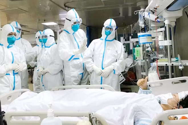 Các y, bác sỹ tích cực chăm sóc người bệnh. Ảnh CTV.