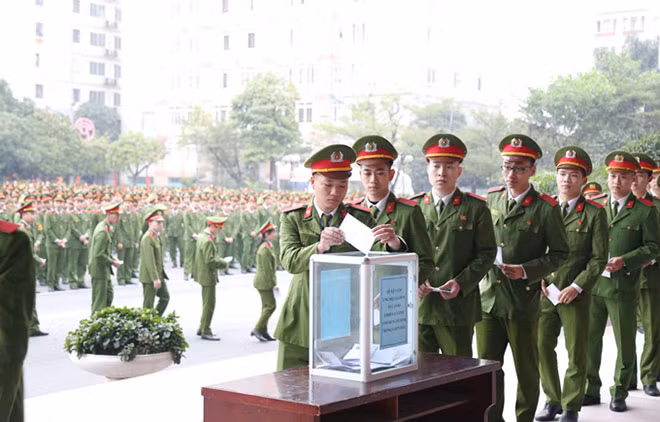 Cán bộ, chiến sĩ Học viện CSND quyên góp, ủng hộ 3 gia đình liệt sỹ.