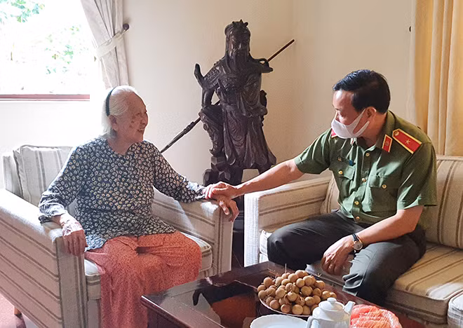 Thứ trưởng Lê Tấn Tới thăm hỏi gia đình đồng chí Lê Văn Còn. Thứ trưởng Lê Tấn Tới thăm hỏi gia đình đồng chí Lê Văn Còn.