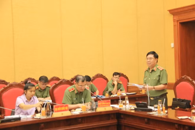 Trung tướng Nguyễn Ngọc Anh báo cáo các dự án luật liên quan đến Bộ Công an.