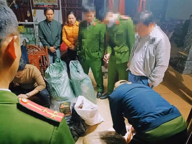 Lực lượng công an khám xét nhà ở của các đối tượng.