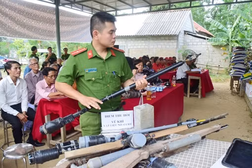 Được vận động, nhiều người dân Hòa Bình giao nộp vũ khí, pháo nổ ảnh 2