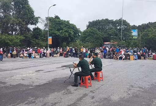 Tiếp nhận lưu học sinh Lào trở lại học tập