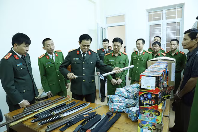 Đại tá Võ Trọng Hải, Giám đốc Công an tỉnh kiểm tra tang vật, cùng hung khí thu giữ được.