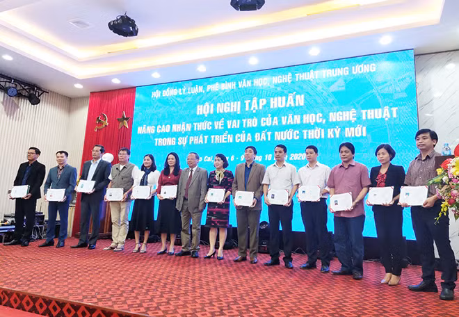 PGS.TS Phan Trọng Thưởng trao chứng chỉ cho các học viên.