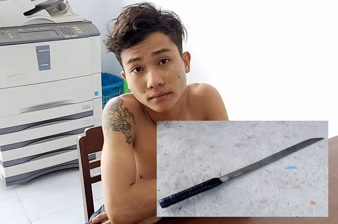 Phạm Quốc Kiệt và con dao tự chế dùng để đập phá tài sản trong nhà.