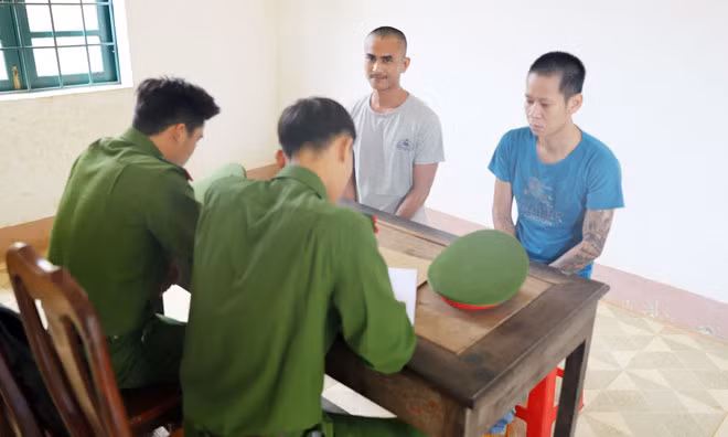 Công an huyện Đắk Glong lấy lời khai một số đối tượng hoạt động tín dụng đen.