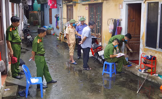 Cơ quan chức năng đang tiến hành khám nghiệm hiện trường.
