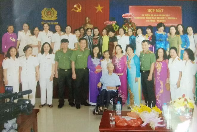 Đồng chí Mười Hương chụp ảnh với lớp nữ trinh sát đặc biệt nhân dịp kỷ niệm 50 năm ngày tựu trường tháng 12-2016 tại TP Hồ Chí Minh.
