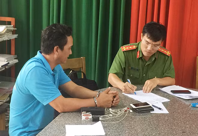 Lấy lời khai đối tượng Chế Văn Bò.