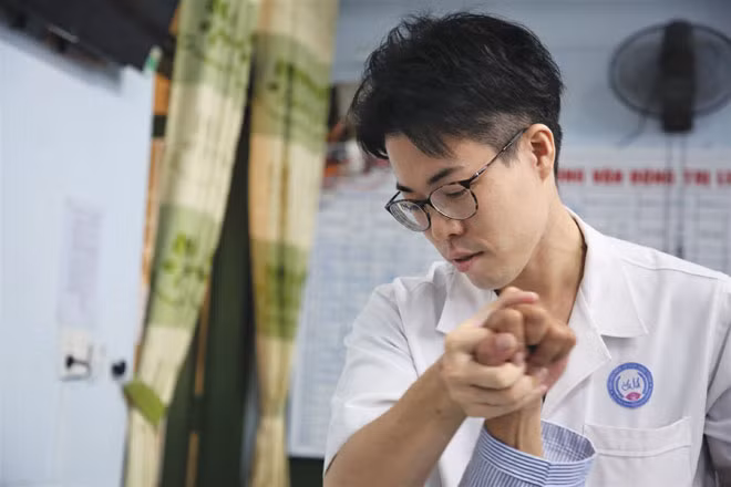 Tình nguyện viên Nagase Ippei đang điều trị vật lý trị liệu cho các bệnh nhân ở Huế. Ảnh: JICA.