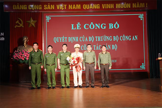 Ban Giám đốc Công an tỉnh Lạng Sơn tặng hoa chúc mừng Đại tá Nguyễn Xuân Thu.