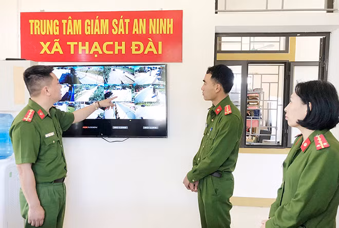 Trung tâm giám sát an ninh qua camera tại xã Thạch Đài.