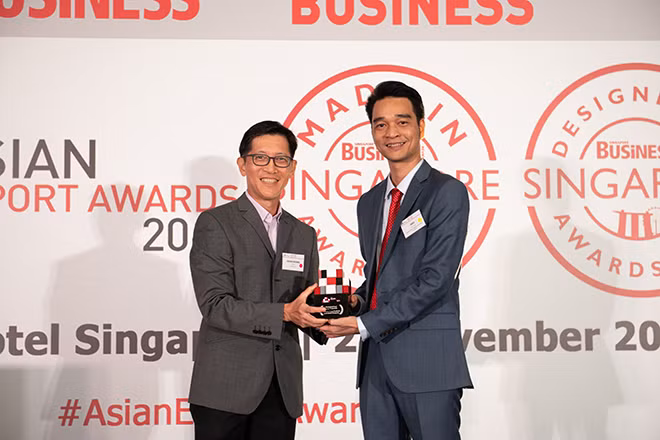 Đại diện Vinamilk nhận Giải thưởng xuất khẩu Châu Á tại Singapore vào cuối năm 2019.