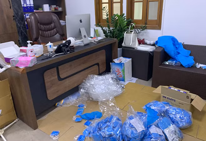 Phòng CSĐT tội phạm về tham nhũng, kinh tế, buôn lậu Công an TP Hà Nội thực hiện lệnh khám xét Công ty Đức Anh