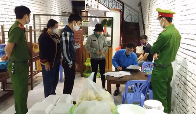 Một quán ăn trên địa bàn phường Trường Thi (Tp.Vinh) bị xử phạt.