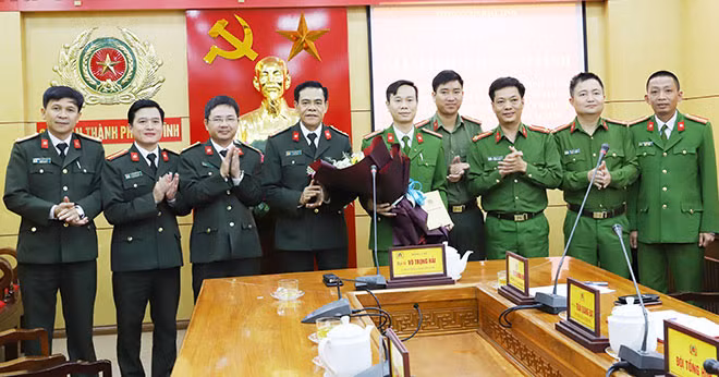 Giám đốc Công an tỉnh tặng hoa chúc mừng Công an TP.