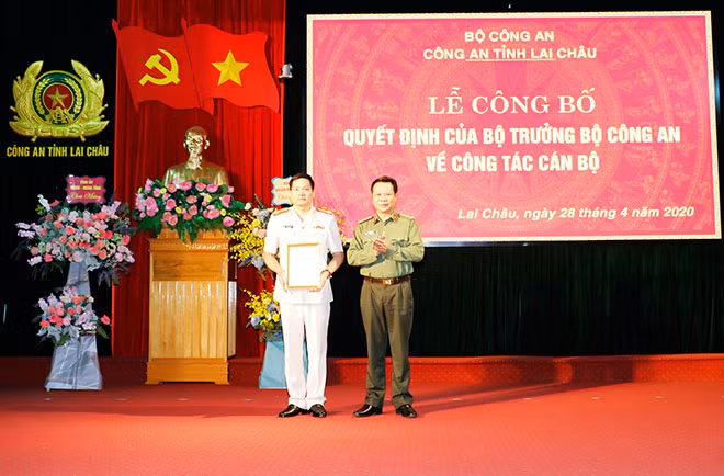 Thừa ủy quyền của Bộ trưởng Bộ Công an, Đại tá Hà Văn Tuyên-Giám đốc Công an tỉnh trao quyết định bổ nhiệm cho Thượng tá Phạm Hải Đăng.