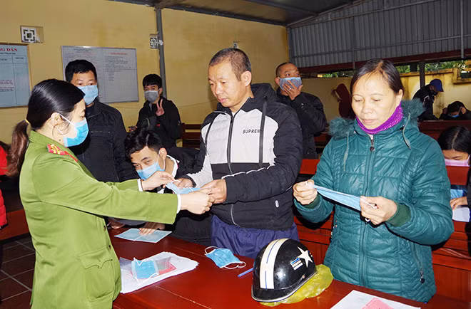 Cán bộ, chiến sỹ phòng Cảnh sát quản lý hành chính về trật tự xã hội, Công an tỉnh Hà Nam phát khẩu trang y tế miễn phí cho nhân dân đến liên hệ giải quyết các thủ tục hành chính.