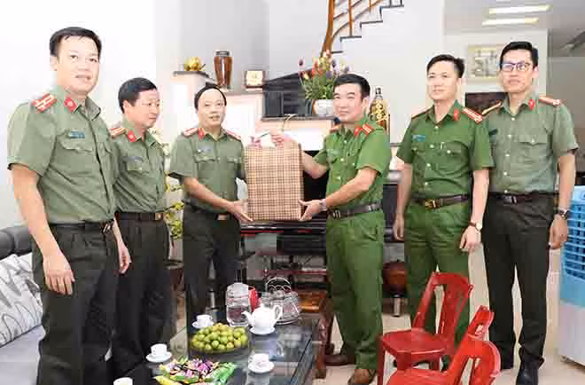 Đại tá Đặng Hồng Đức, Giám đốc Công an tỉnh Yên Bái cùng đoàn công tác thăm hỏi, tặng quà thân nhân liệt sỹ, người có công với cách mạng.