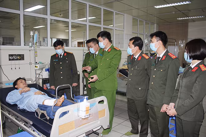 Đại tá Lê Xuân MInh, Giám đốc Công an tỉnh cùng đoàn công tác, thăm hỏi, động viên Thượng úy Lê Anh Dũng tại Bệnh viện.