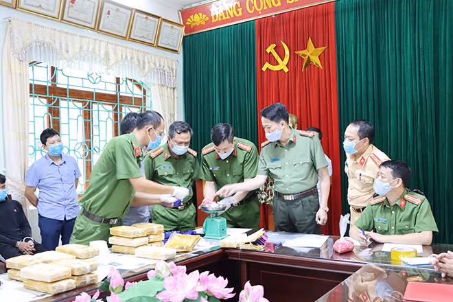 Ban chuyên án Công an tỉnh kiểm tra tang vật vụ án.