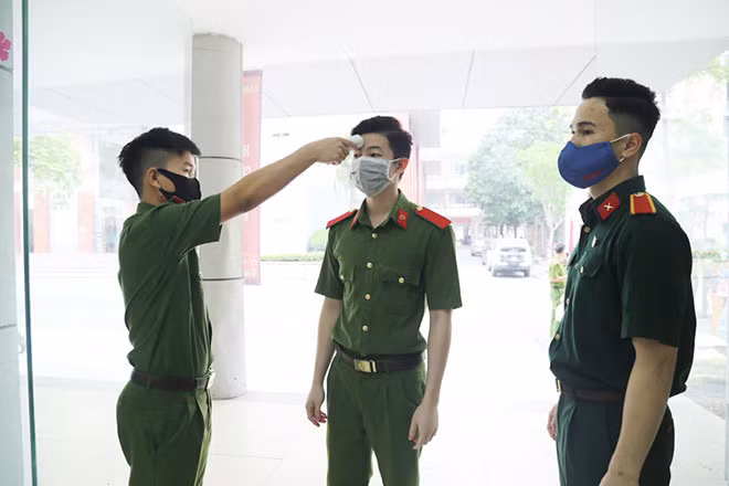 Tất cả cán bộ, học viên tham gia đều được đo thân nhiệt, khai báo y tế, rửa tay sát khuẩn.