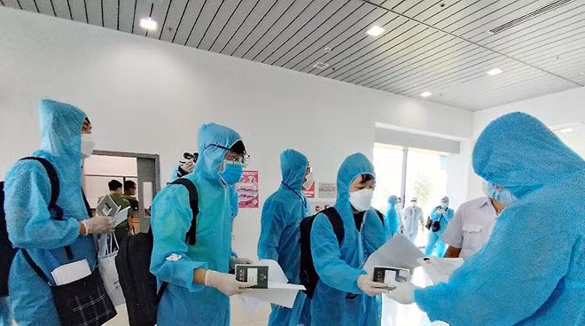 Lực lượng chức năng sân bay Cát Bi làm thủ tục nhập cảnh cho chuyên gia Hàn Quốc.