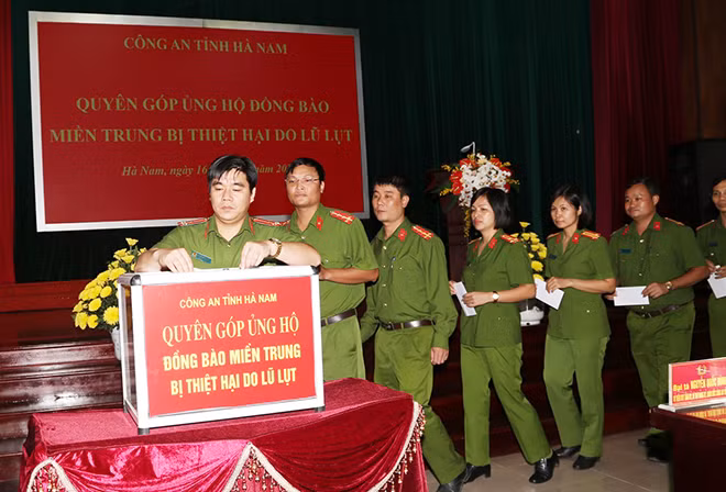 Cán bộ, chiến sỹ Công an tỉnh Hà Nam ủng hộ đồng bào miền trung.