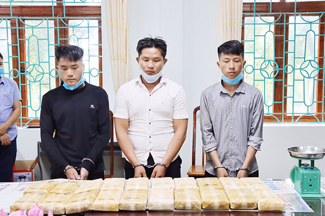 3 đối tượng Sùng A Sình, Sùng A Giảng và Vàng A Chứ (từ trái sang phải) cùng tang vật tại cơ quan điều tra.