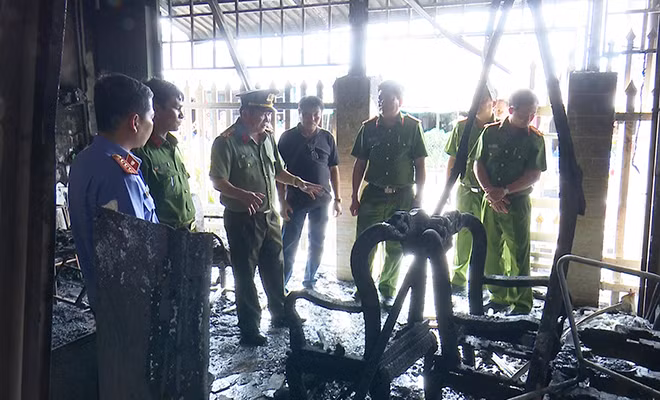 Đại tá Đinh Văn Nơi trực tiếp chỉ đạo công tác điều tra tại hiện trường vụ cháy.