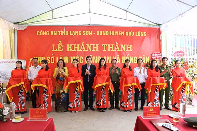 Lãnh đạo Công an tỉnh Lạng Sơn và các đại biểu cắt băng khánh thành trụ sở Công an xã Đồng Tân.