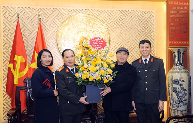 Đại tá Trần Thanh Phong tặng hoa chúc mừng Đại tá Đoàn Xuân Bộ và tập thể cán bộ, phóng viên, biên tập viên Báo QĐND.