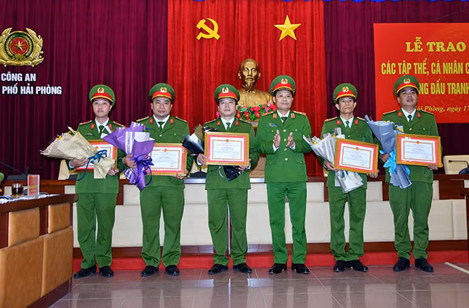 Lãnh đạo Cục CSHS và Công an TP Hải Phòng trao giấy khen cho 10 cá nhân có thành tích xuất sắc.