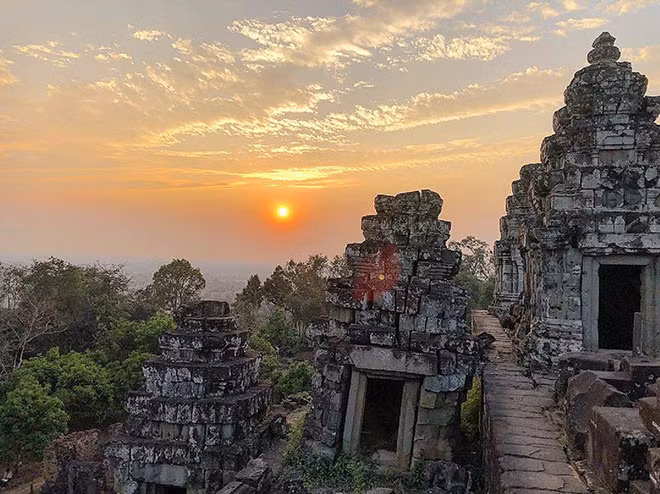 Hoàng hôn còn vương trên đỉnh bakheng.