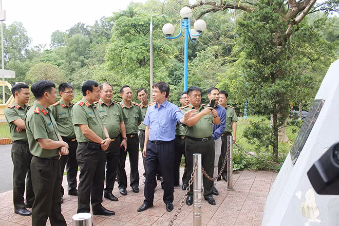 Đoàn công tác thăm bức thư gửi thế hệ mai sau tại Nhà máy Thủy điện Hòa Bình.