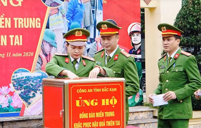 Đại diện lãnh đạo các đơn vị ủng hộ.