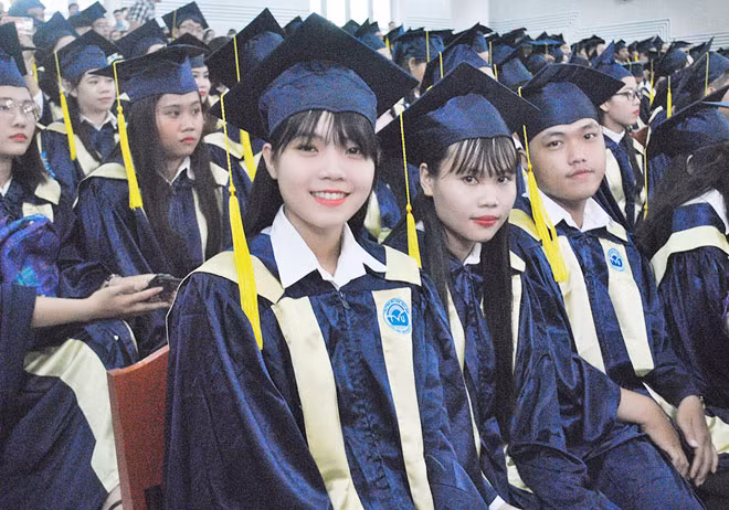 Cổng trường đại học là đích đến quan trọng của các em học sinh.
