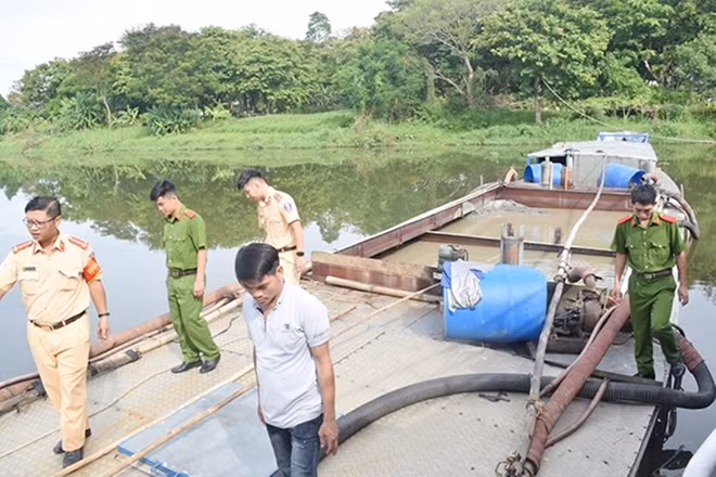 Lực lượng Công an bắt quả tang sà lan khai thác cát trái phép trên sông Hương đoạn qua phường Thủy Biều, TP Huế.
