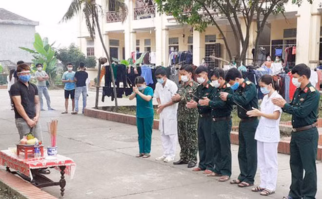 Cán bộ khu cách ly cùng thắp hương chia buồn với anh Dũng.