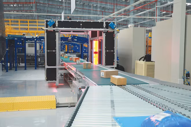 Dây chuyền chia chọn tự động tại Trung tâm Vận chuyển và Kho vận tại TP. HCM có khả năng đọc được nhiều loại mã code khác nhau, các bưu gửi sẽ được phân loại, chia chọn theo hướng tối ưu hóa, tinh gọn và đặc biệt chính xác. Dây chuyền chia chọn tự động tại Trung tâm Vận chuyển và Kho vận tại TP. HCM có khả năng đọc được nhiều loại mã code khác nhau, các bưu gửi sẽ được phân loại, chia chọn theo hướng tối ưu hóa, tinh gọn và đặc biệt chính xác.