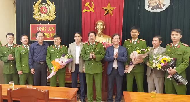 Chủ tịch UBND huyện Thường Xuân trao thưởng cho Ban chuyên án.