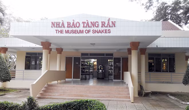 Nhà bảo tàng rắn tại trại rắn Đồng Tâm.