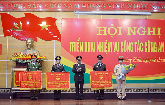 Thứ trưởng Lương Tam Quang trao cờ thi đua của Thủ tướng Chính phủ và tặng cờ thi đua của Bộ Công an tặng 4 tập thể.