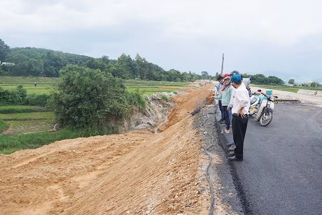 Cơ quan chức năng kiểm tra vị trí đơn vị thi công tự ý san ủi phần đất không nằm trong diện thu hồi, đổ đất lấp diện tích đất canh tác người dân.