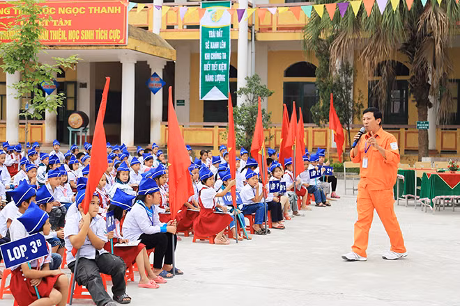 Trong “Tháng tri ân khách hàng 2020”, Đoàn thanh niên EVNNPC sẽ tặng thiết bị giáo dục tại một số điểm trường tại miền Trung.