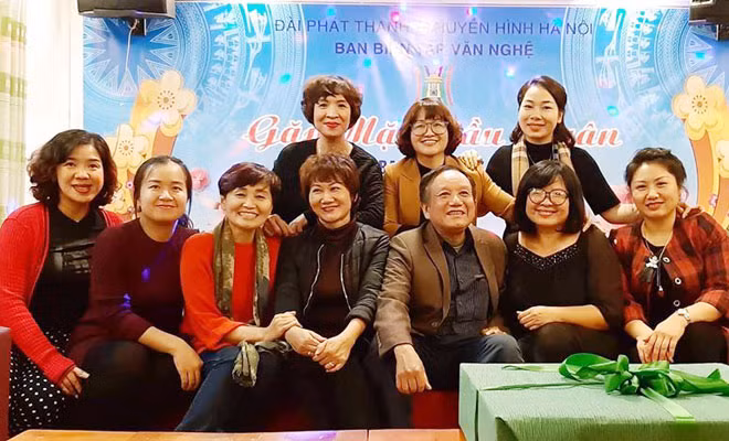 Nhạc sĩ Thái Văn Hóa cùng các đồng nghiệp ở Ban Văn nghệ, Đài Phát thanh - Truyền hình Hà Nội.
