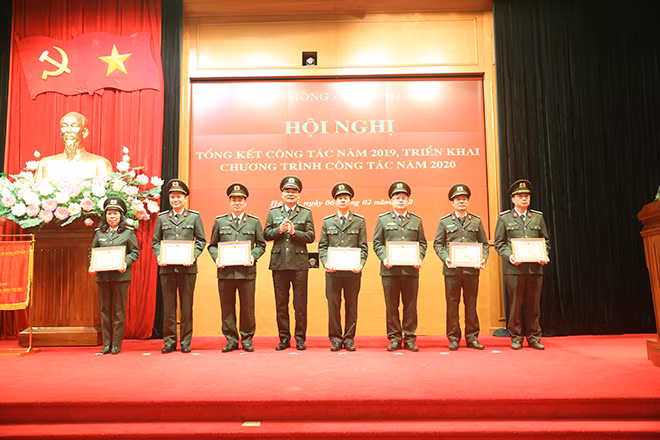 Thiếu tướng Tô Ân Xô trao thưởng danh hiệu thi đua “Vì an ninh Tổ quốc” năm 2019 cho các tập thể, cá nhân.