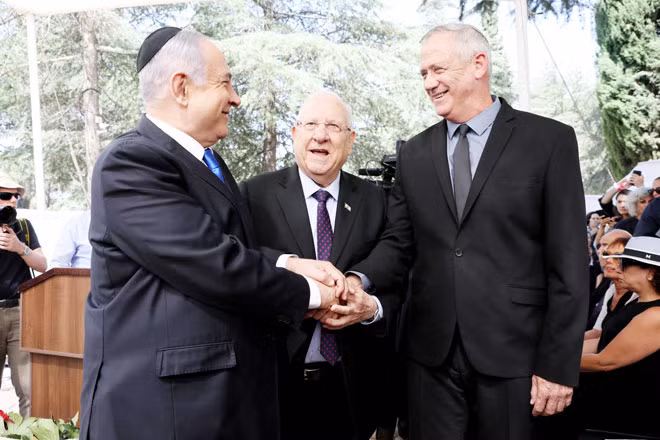 Thủ tướng Israel Benjamin Netanyahu bắt tay cùng Tổng thống Reuven Rivlin và ông Benny Gantz. Ảnh: EPA
