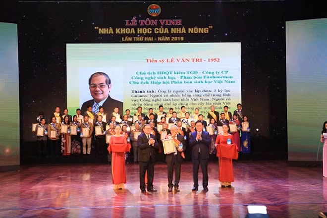 Sản phẩm tinh dầu sả được chưng cất bằng áp lực túi khí quy mô công nghiệp.